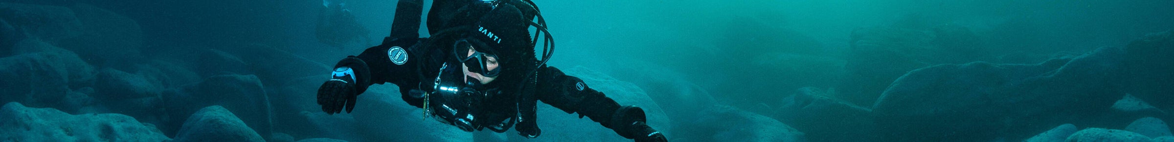 Scuba diver with good trim doing a GUE fundamentals course